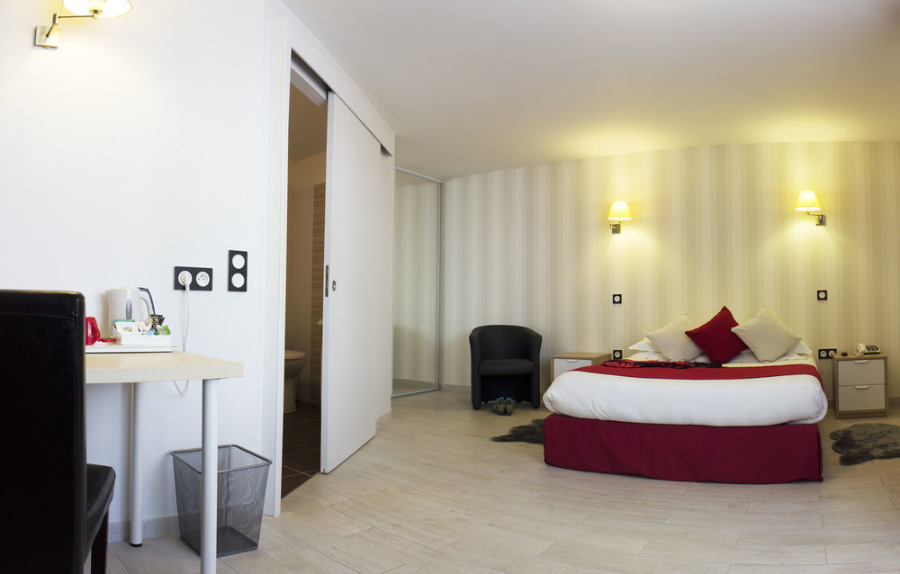 Contact Hotel Les Platanes Villeneuve Sur Lot Centre Exteriér fotografie